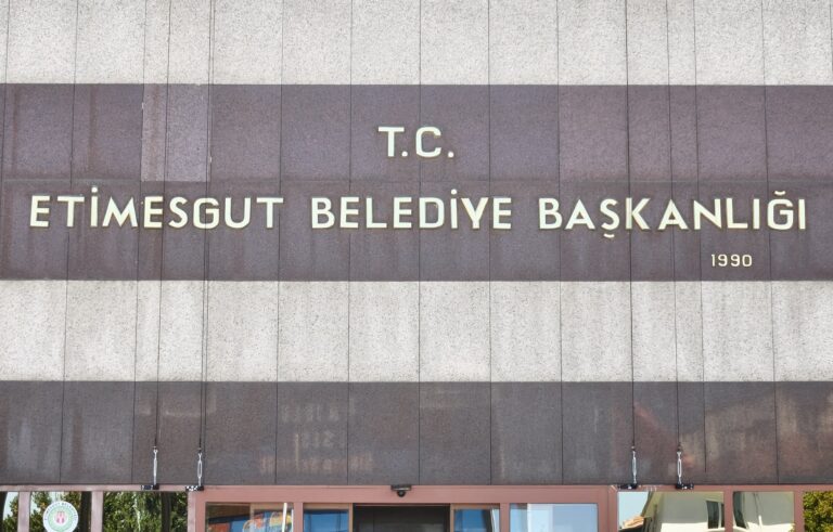 ETİMESGUT BELEDİYESİ'NE YOLSUZLUK SORUŞTURMASI: SAYIŞTAY RAPORLARI, MASAK VERİLERİ VE SES KAYITLARI DOSYADA